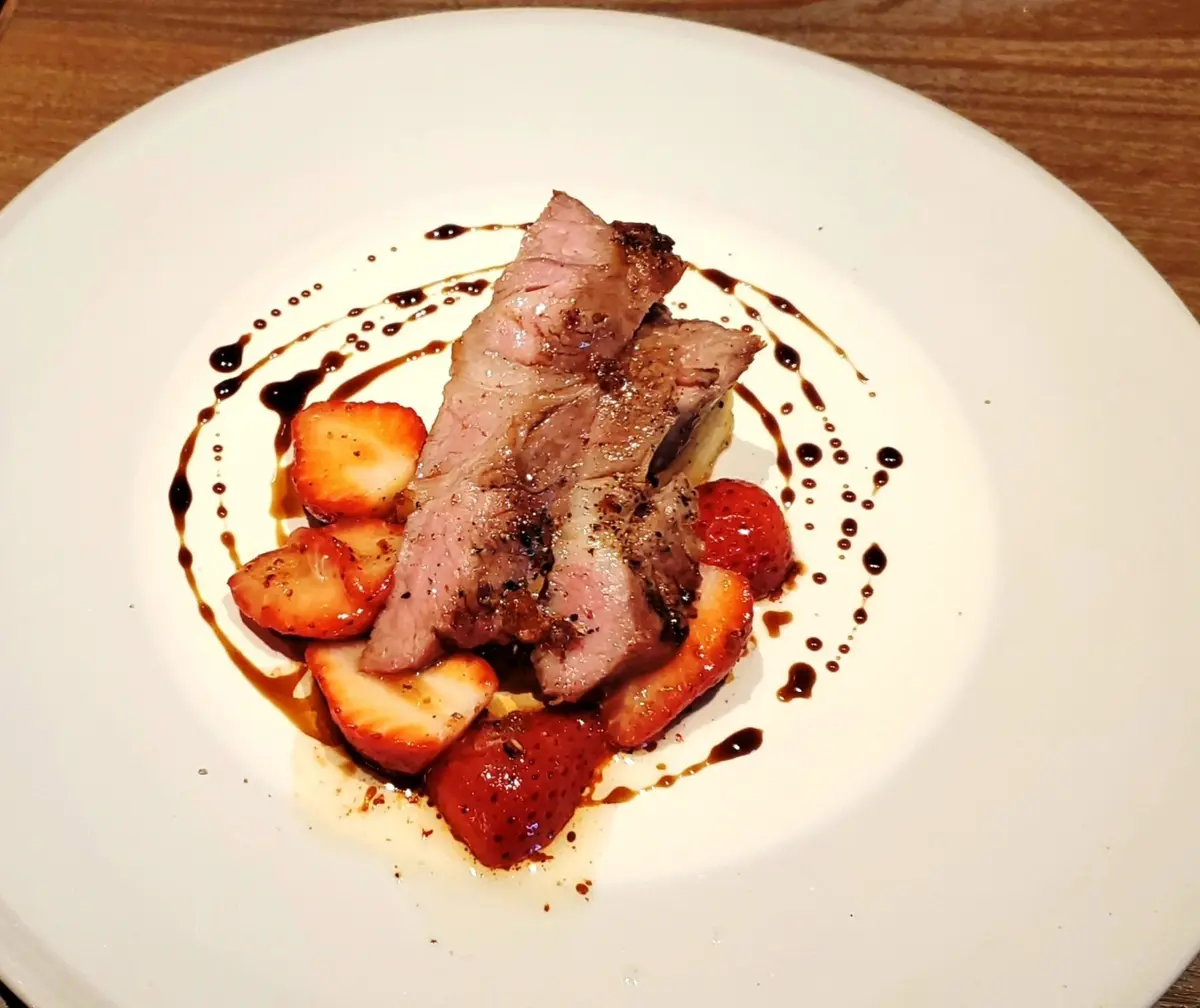 苺と長谷川自然豚のジンジャーバターグリル