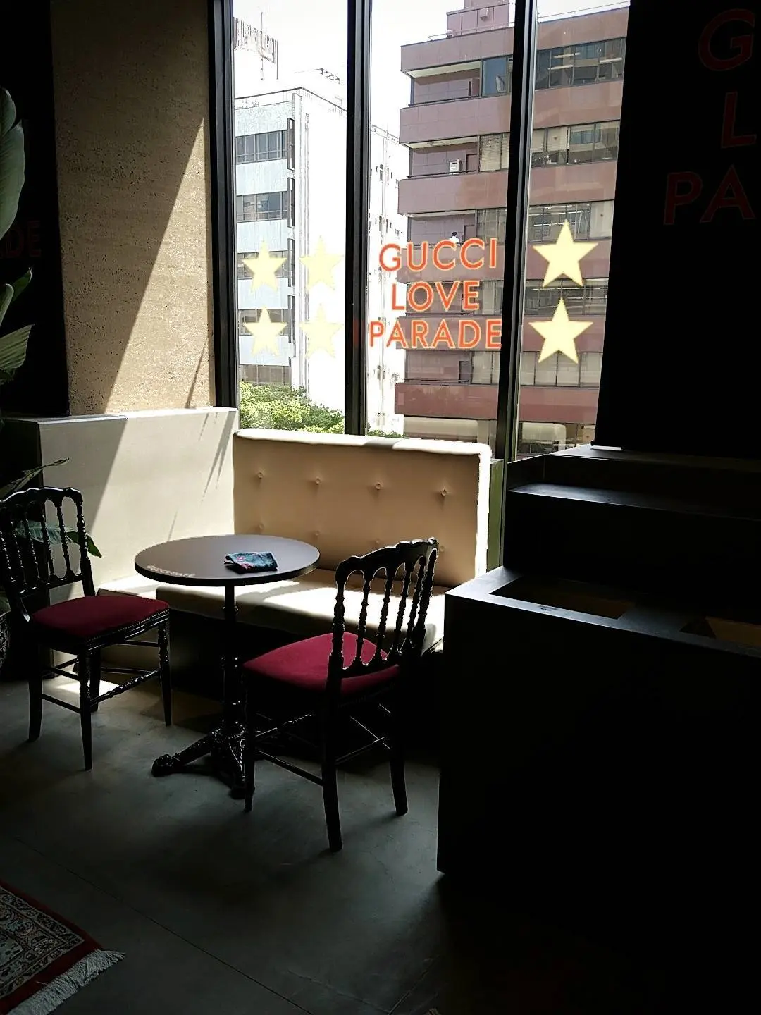 ミヤシタパークのグッチカフェ店内座席