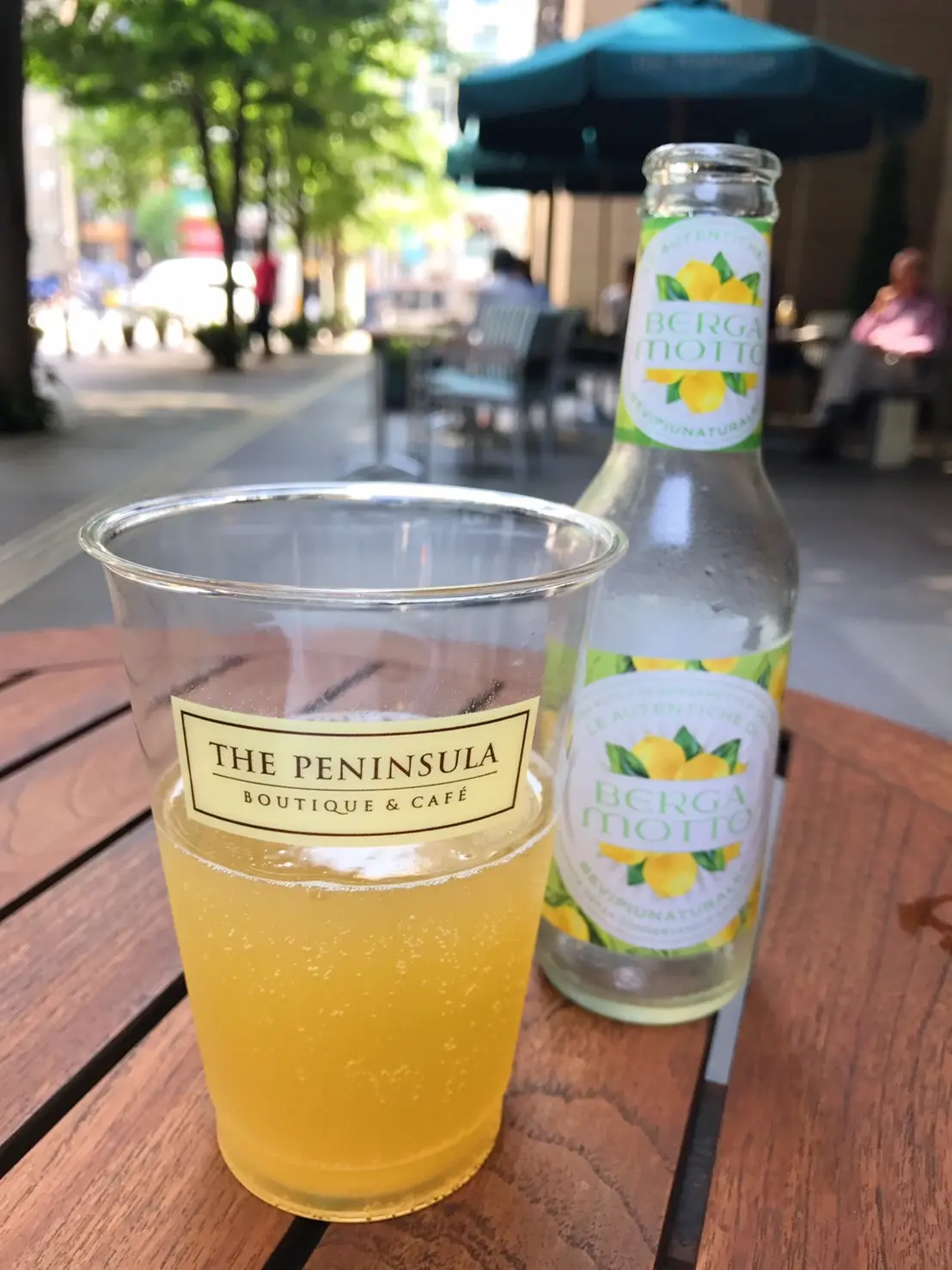 オープンカフェの季節の画像_3