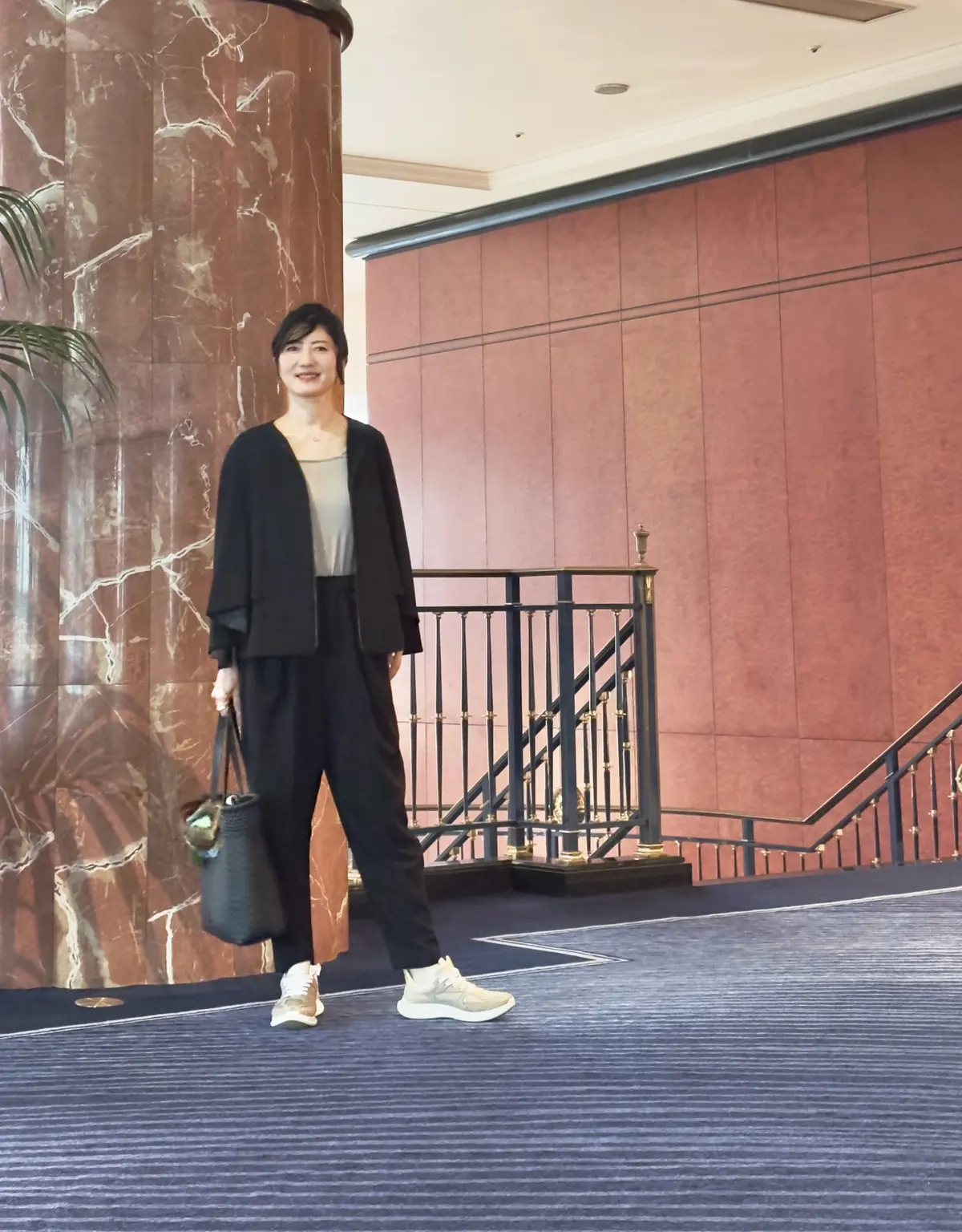 ケープデザインパンツスーツで恵比寿ウェスの画像_2