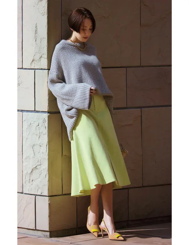 ライムイエローの爽やかさをフレアラインで女性らしく仕上げて