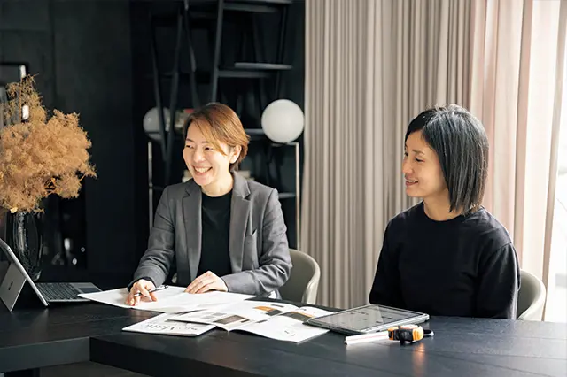 「スタッフがとにかくすばらしく、とても信頼できまし た。打ち合わせも楽しかった」と富岡さん。担当の（左） 営業・林美穂さん、（右）設計・道下純子さん