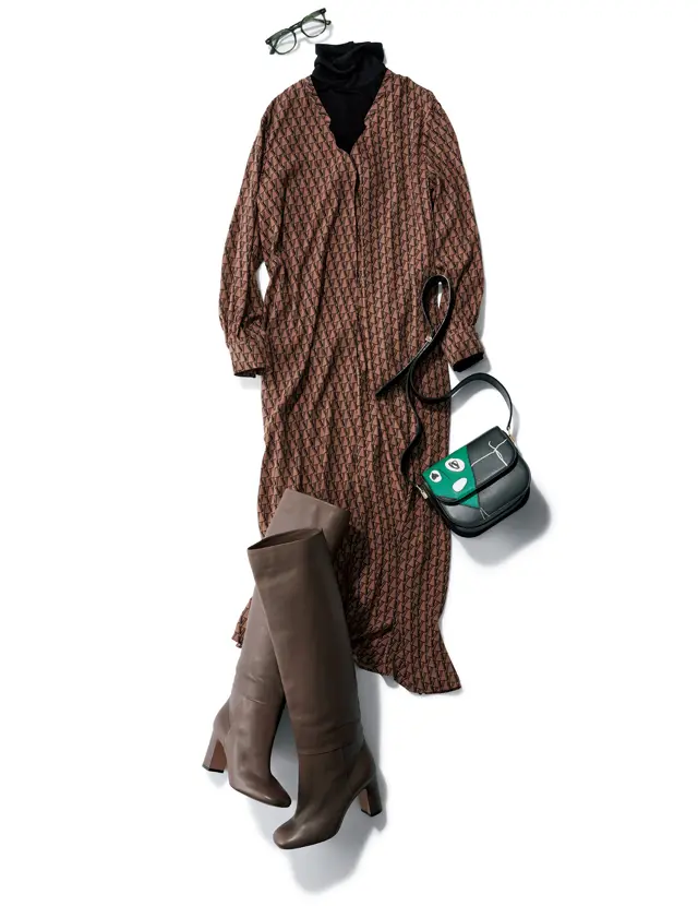 ワンピースの柄の黒とリンクさせ、薄手の黒のタートルネックをイン