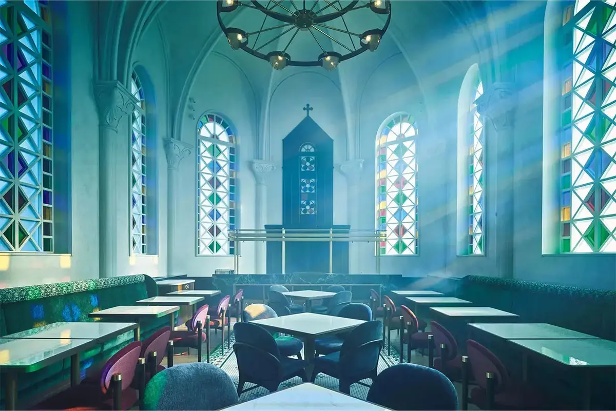 白で統一されたフォトジェニックな「レストラン カテドレクラ」