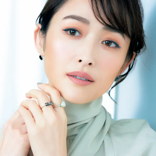 深みブルーのラインの程野祐子