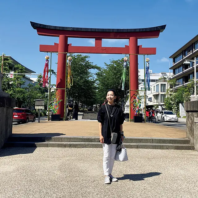 鶴岡 八幡宮の赤い鳥居を背景に
