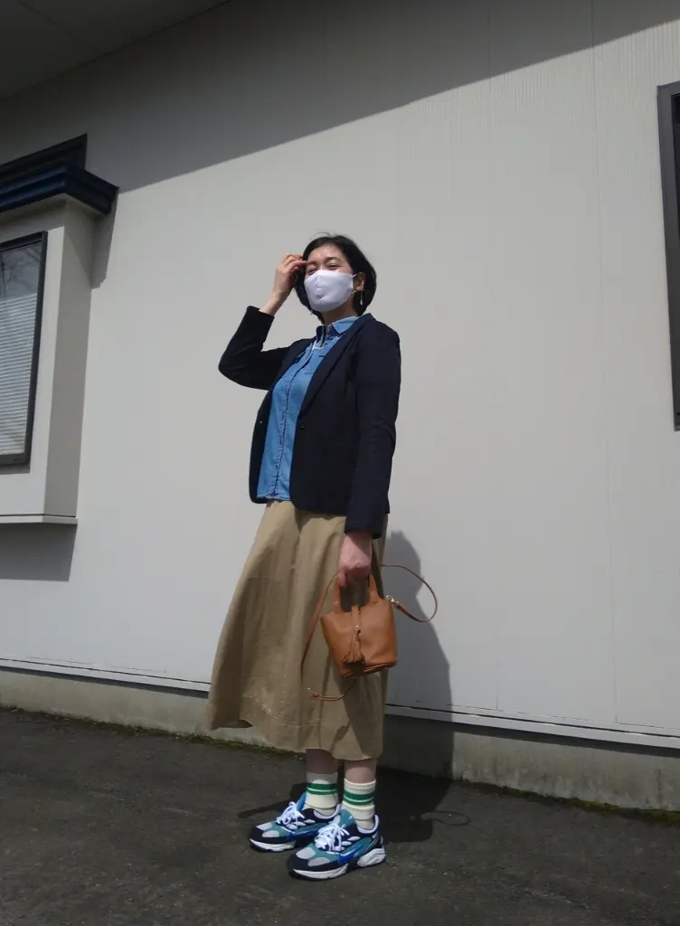 ネイビージャケットとベージュのスカート