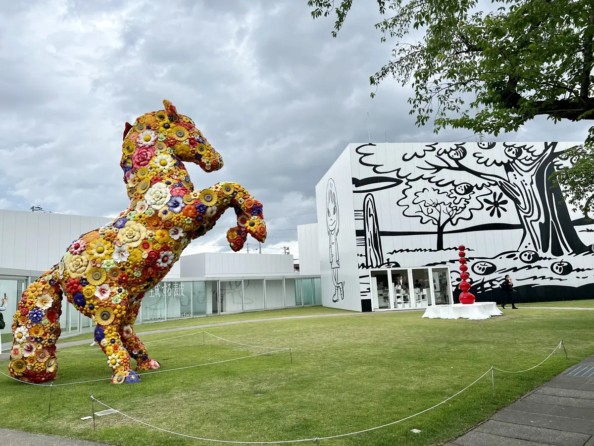 十和田市現代美術館　外観　フラワー・ホース