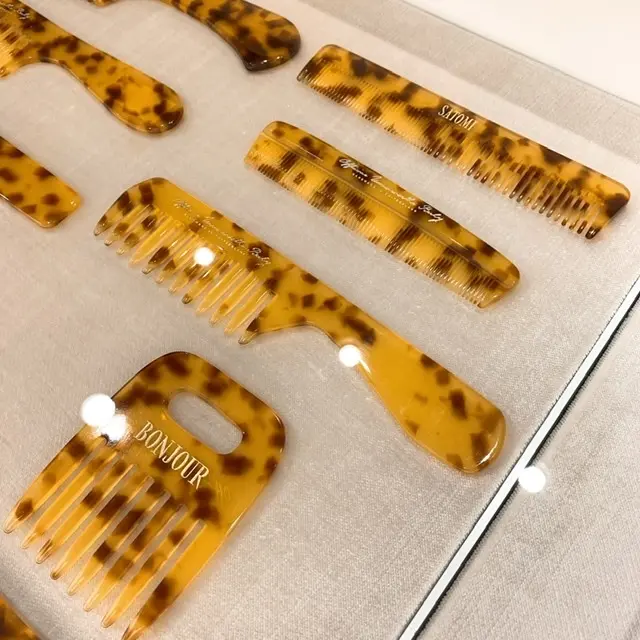 スイスの工房でハンドメイドされた櫛をベルベット調のケースに入れて。￥3,000～￥7,000。