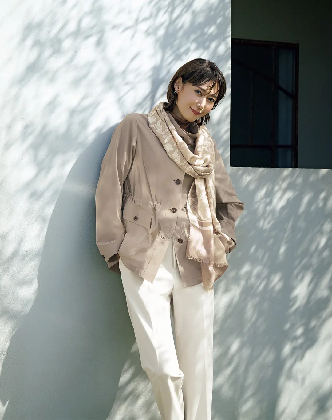 さっとはおれば決まる、モダンなフォルムの軽量コートで季節の変わり目もアクティブに