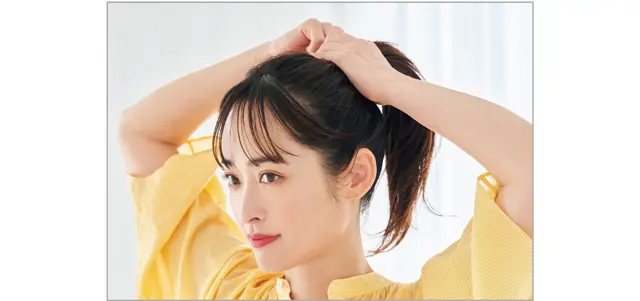 手ぐしでタイトにまとめながら、高い位置でポニーテールに。基本同様、後れ毛やニュアンスは極力少なく