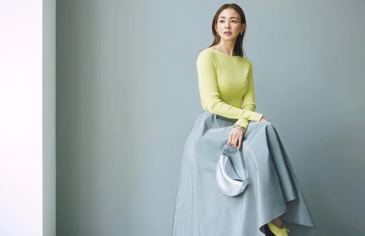 レモンイエローのリブニットにライトグレーフレアスカートを合わせたコーディネート　モデル・SHIHO