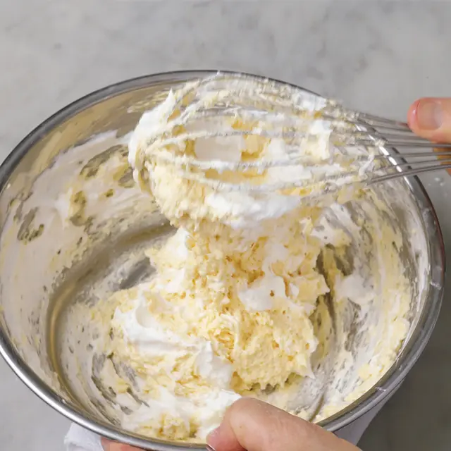 残りのメレンゲの半量、残りの薄力粉の順 に同様に加え混ぜ、最後に残りのメレンゲ を加え、白っぽさがなくなるまで混ぜる。