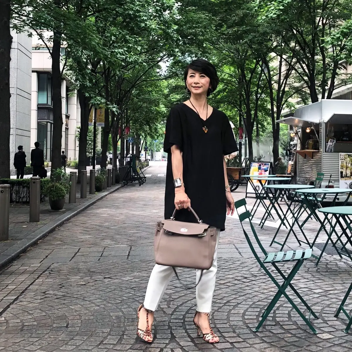 ゆったりシルエットの黒リネンチュニックの画像_6