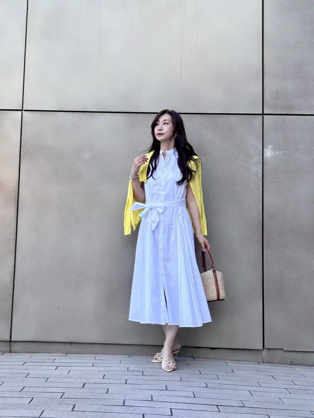 ラルフローレンの白いワンピースに黄色のカーディガンを肩掛け