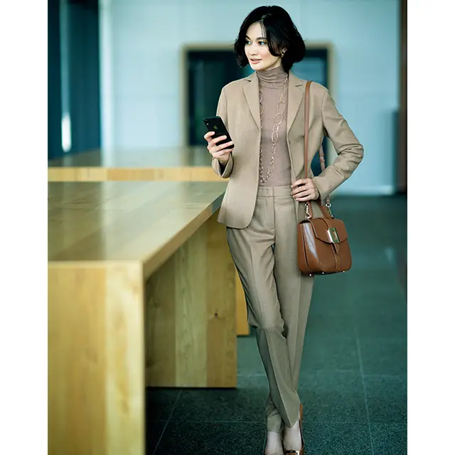 キャメル×ゴールドでミラノマダムのようなリッチなスーツ姿