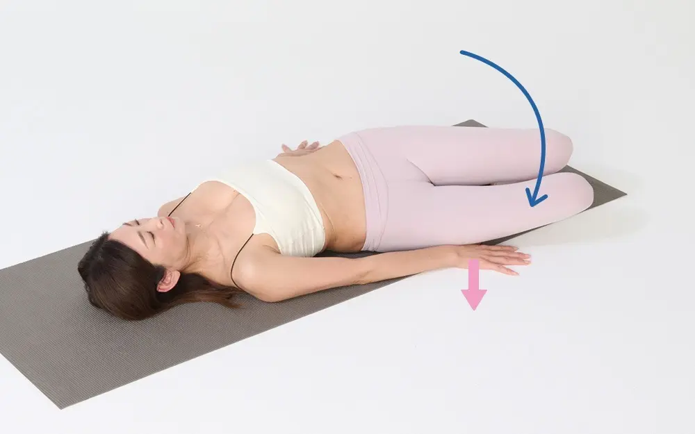 OurAge×Webエクラ　②息を吐きながら、両膝を右に倒して3〜５呼吸。このとき、足と手のひらで床を押しながら行いましょう。