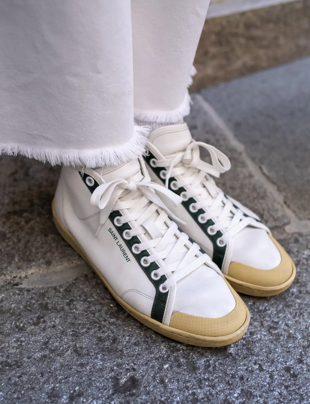 ファッションスナップ　スニーカー　サンローラン　白