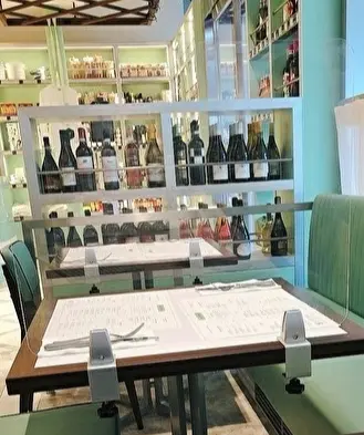 ロンドンで人気のLina Store 表の画像_4