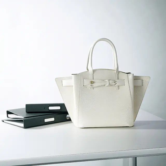 春のスーツスタイルにも映えるバッグ