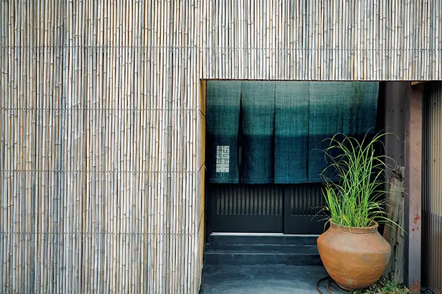 玄関は鴨川沿いの小道に面している