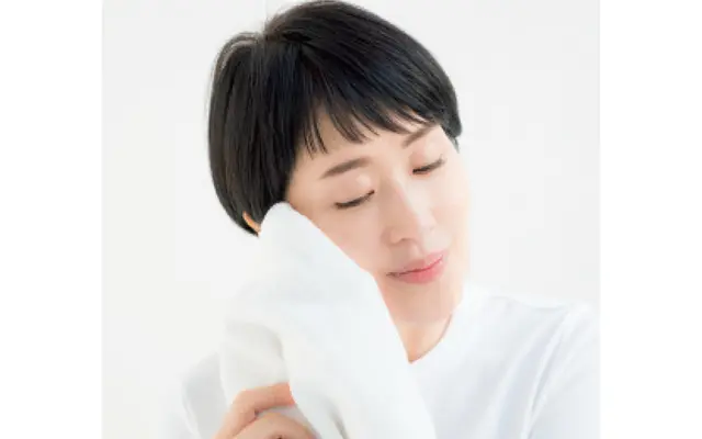 タオルをぬるま湯で湿らせ、古い角質を優しく内から外にふき取る