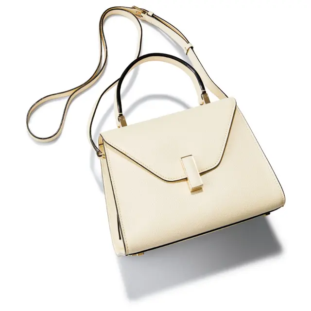 柔らかいホワイトが華やぎもクラスアップも約束する。 バッグ（H16.5×W22×D12cm）￥345,000／ヴァレクストラ・ジャパン（ヴァレクストラ）