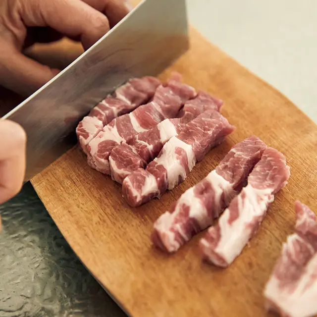 豚肉は食べ応えのある 大きさにしたいから、 とんかつ用を利用。