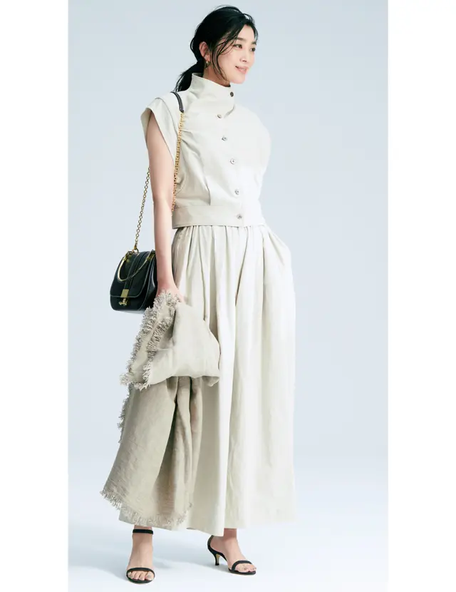 エッジーなトップスとボリュームパンツも