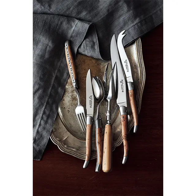 「意外に小さくてびっくりした」というラギオールのパリ・シテ島のお店。そこで出会ったデッドストックのカトラリーは、柄に木肌の美しい柘植（つげ）の木があしらわれている