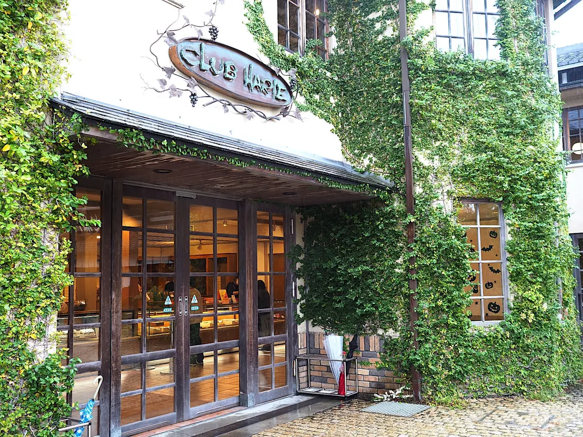 たねやとクラブハリエがあります。