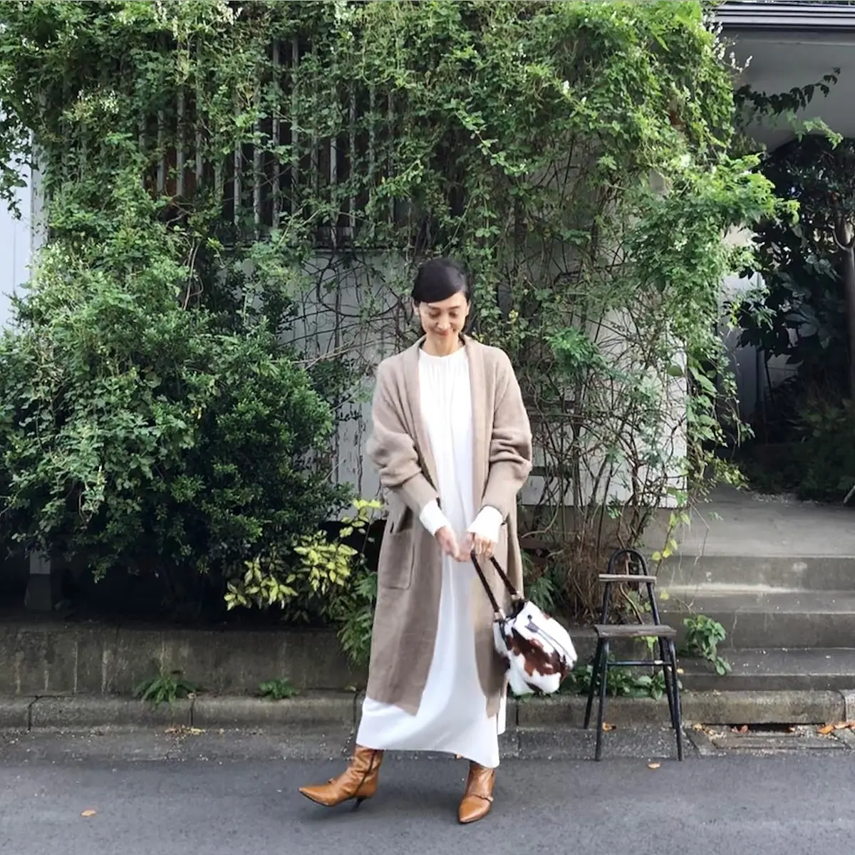 ふんわりニットカーディガンで、アート空間の画像_1