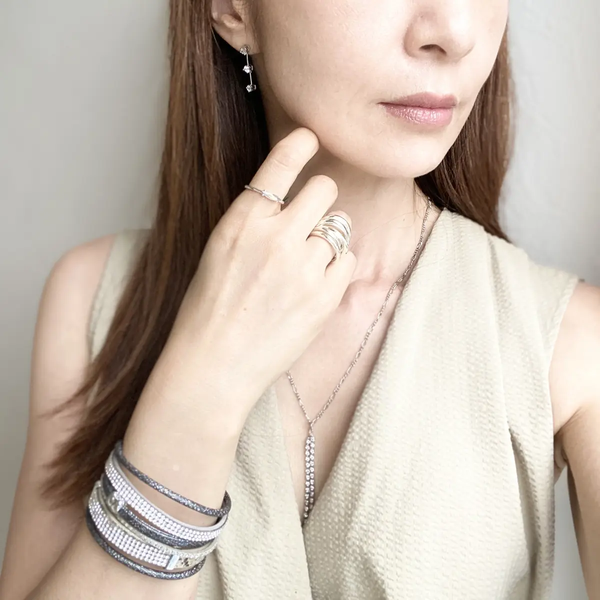 アクセサリーはシルバー系とクリスタルでキラキラ