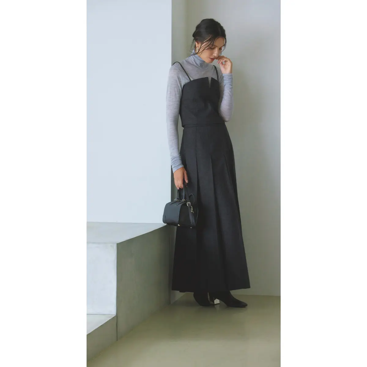 黒キャミとスカートのセットにグレータートルトップスを合わせたコーデ　モデル・田沢美亜