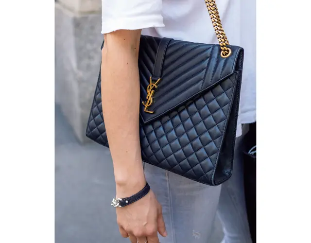 サンローランのエンベロープバッグでポップなロゴTにモダンなひねりを