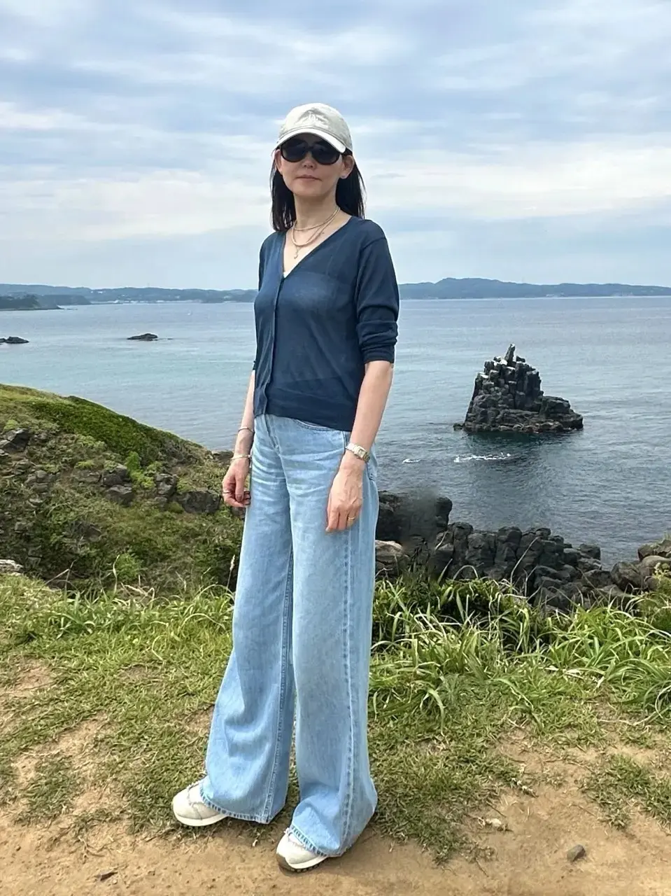 ユニクロのライトVネックカーディガンと合わせてカジュアルな旅行コーデ