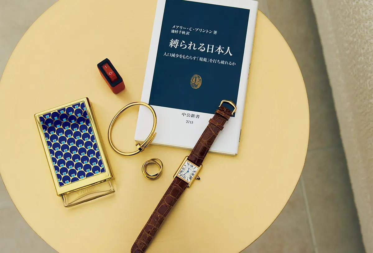 ジュエリーと時計はその日のフ ァッションに合わせて。自社の香 水入れには金柑の香りをセット。 日本学の権威による『縛られる日 本人』は考え方の指針に。「意識 の切り替えが大切」という宮地さ んの言葉を聞いてスタッフが手作 りした＂意識スイッチ＂（赤いもの） も必携