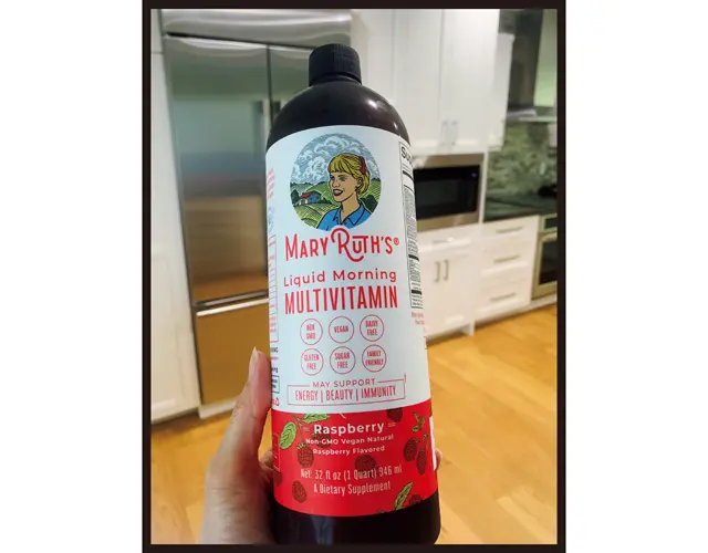 リキッドタイプのマルチビタミンは、白髪ができるペースをスローダウンしてくれるといわれています。まだ効果があるかどうか確信はないけれど、これを使いはじめてから髪がすごく早く伸びるようになった気がします