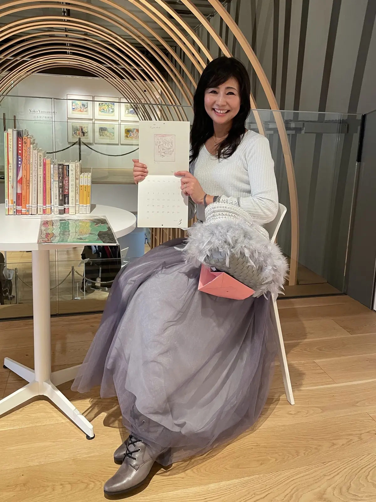 館内、早稲田、早稲田大学、早稲田大学 国際文学館、村上春樹ギャラリー、グレーブーツ、銅版画作家、山本容子、作品展、ツーショット 、ニット、シルバーニット、グレーニット、ラメニット、Knit、m.f.editorial 、スカート、チュールスカート、Skirt、eclat premium 、バッグ、カゴバッグ、羽バッグ、Bag、Fuang Fa 、ジュエリー、ペンダント、ダイヤ、ダイヤモンド、ダイヤのペンダント、一粒ダイヤのペンダント、リング、ピンキーリング、Pendant &Pinky Ring、Jusail、ジュセール、ジュエルミネ