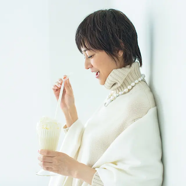 富岡佳子　冬の白コーデ