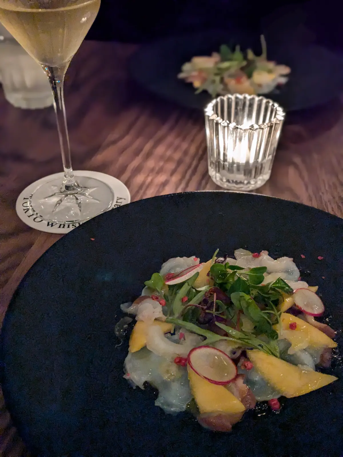 秋色タイトスカートで、南青山の幻想的なバの画像_5