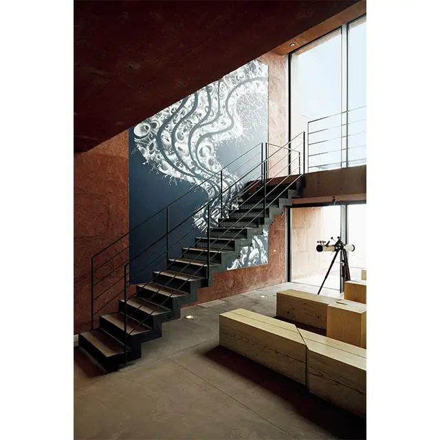 バーやテラスと つながるロビー。