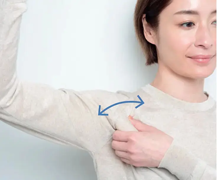 わきのほぐし方 1.わきの下の筋膜を揺らし、肩甲骨の可動域を広げる