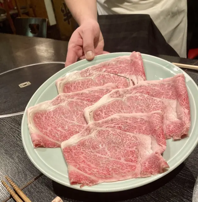 東京都渋谷区代々木１丁目４５−４ 代々木山陽ビル B1F。こだわりの米沢牛・エイジングビーフ。