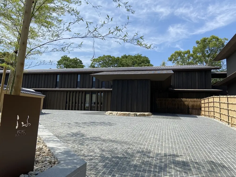 墨色の格子造りが印象的なふふ奈良のエントランス