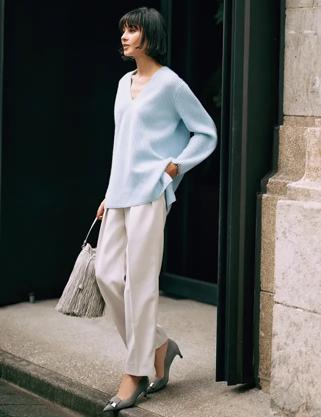 ドゥロワーのVネックニットを着こなす田沢美亜