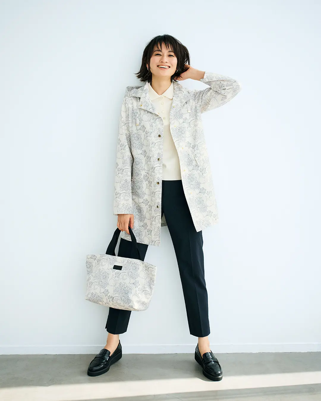 突然のスコールもおまかせ！シックなバイブリーフラワーの撥水コート