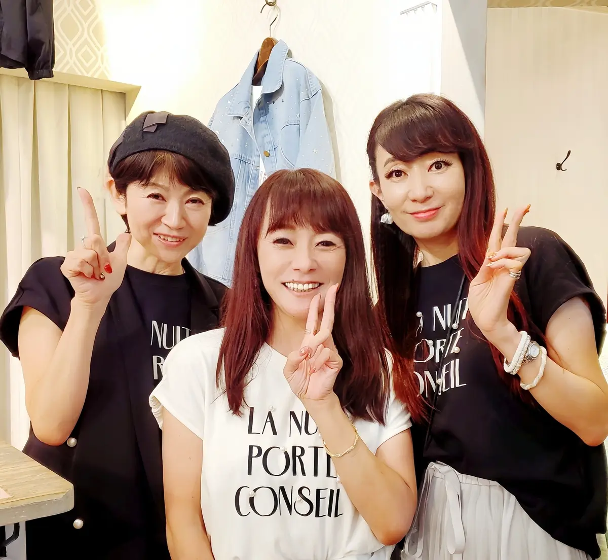 仲良くお揃いのTシャツを着たお三方。