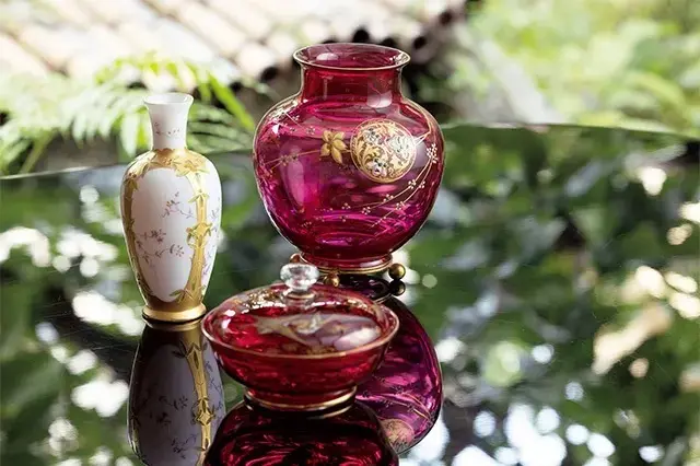 美しいジャポニズムのオールドバカラ。左から、花器￥330,000、蓋物￥110,000、花器￥440,000