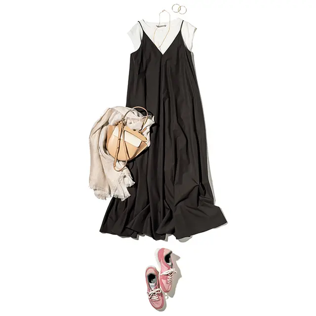 プレイフルな華やか色の スニーカーを主役に効かせて